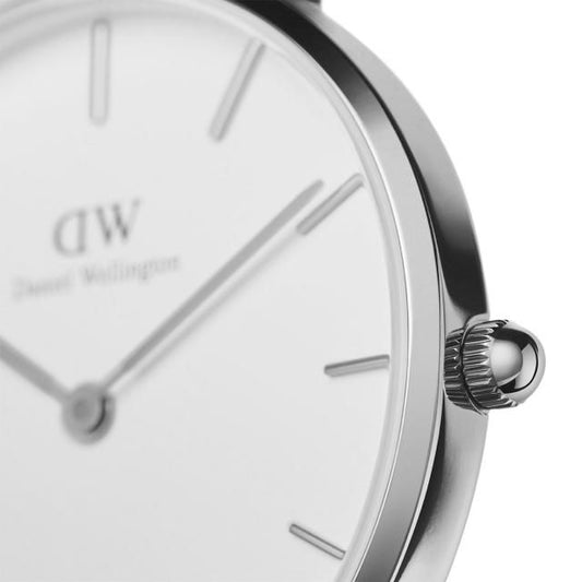 Petite Reading - DW00100185
