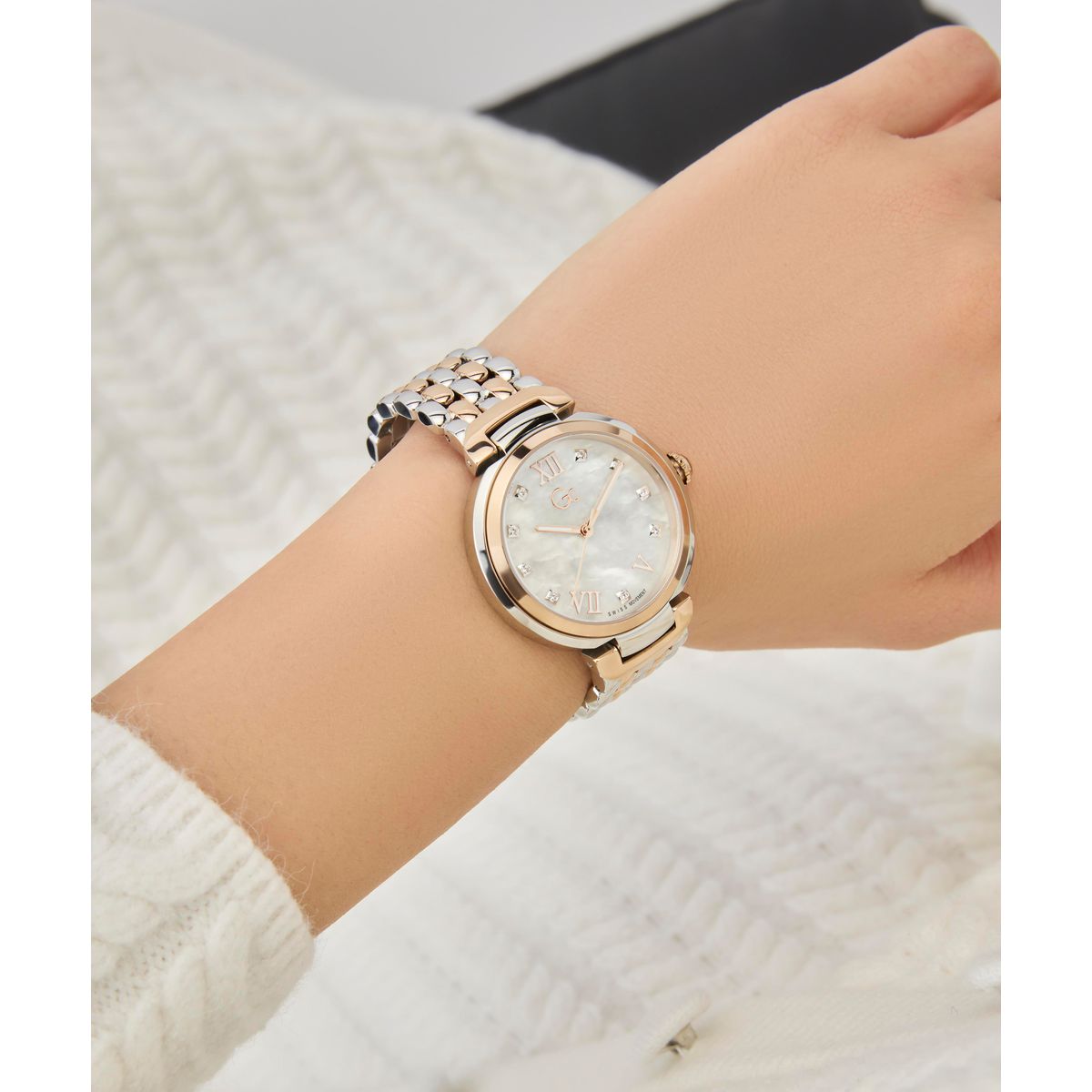 Gc Allure Mid Size Metal Women Watch Silver & Rose Gold Stainless Steel Bracelet Z64001L1