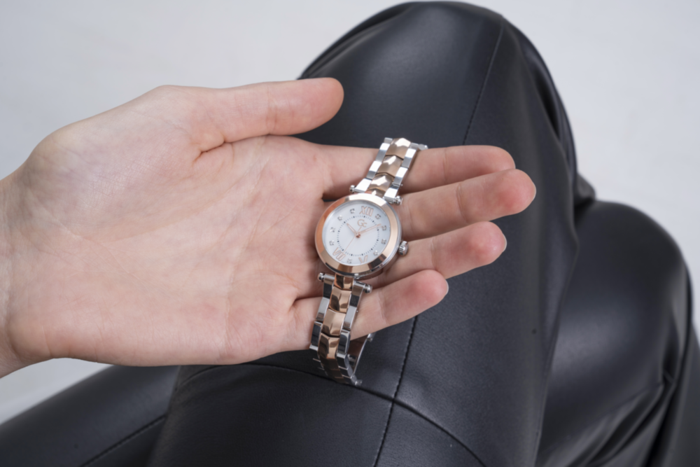 GC  Women's ANALOG WATCH Y93004L1MF