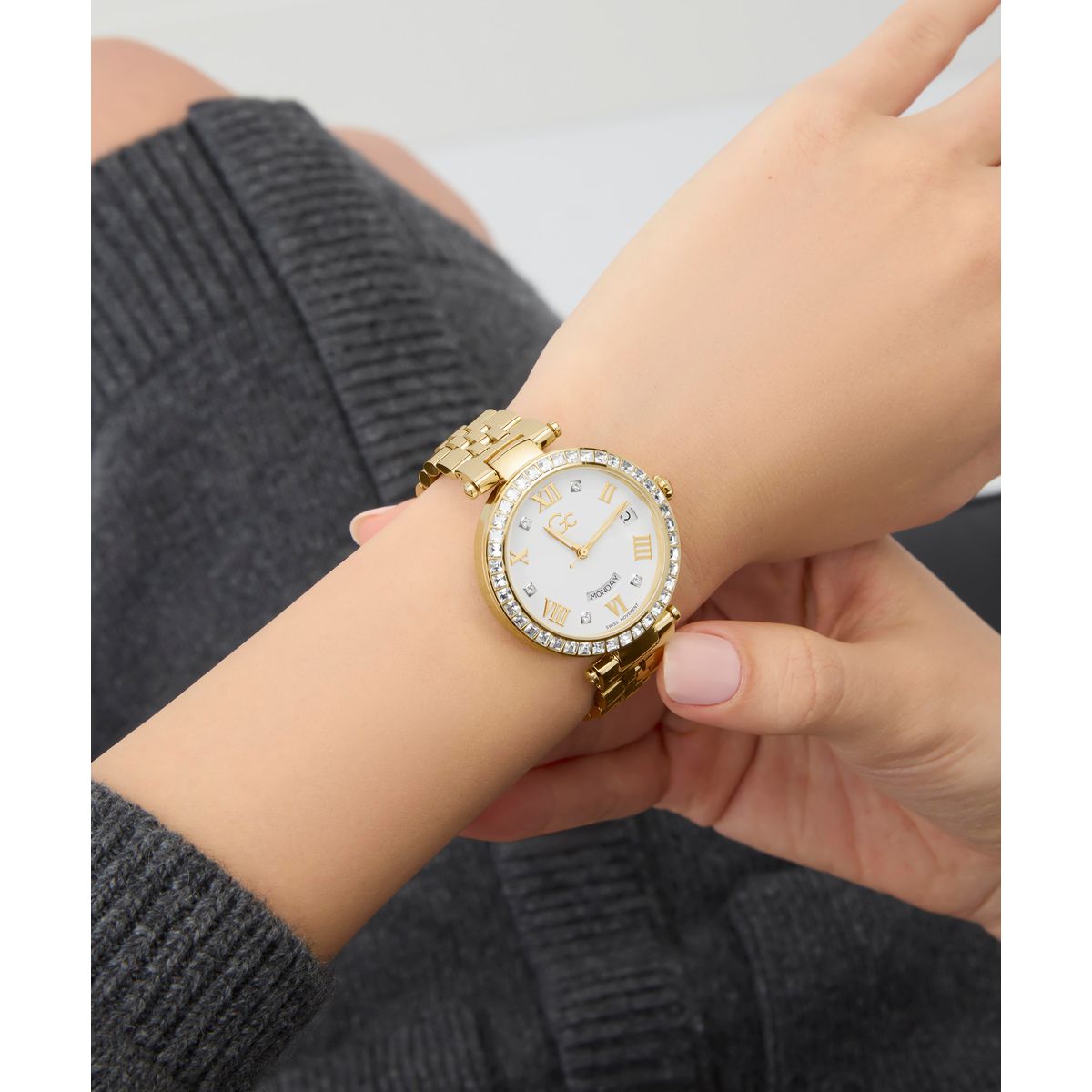 Gc Flair Crystal Mid Size Metal Women Watch Yellow Gold Stainless Steel Bracelet Z01022L6